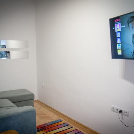 Lovely Central Apartment With Free Parking, Koezponthoz Koezeli 3 Szobas Lakas 기오르 외부 사진