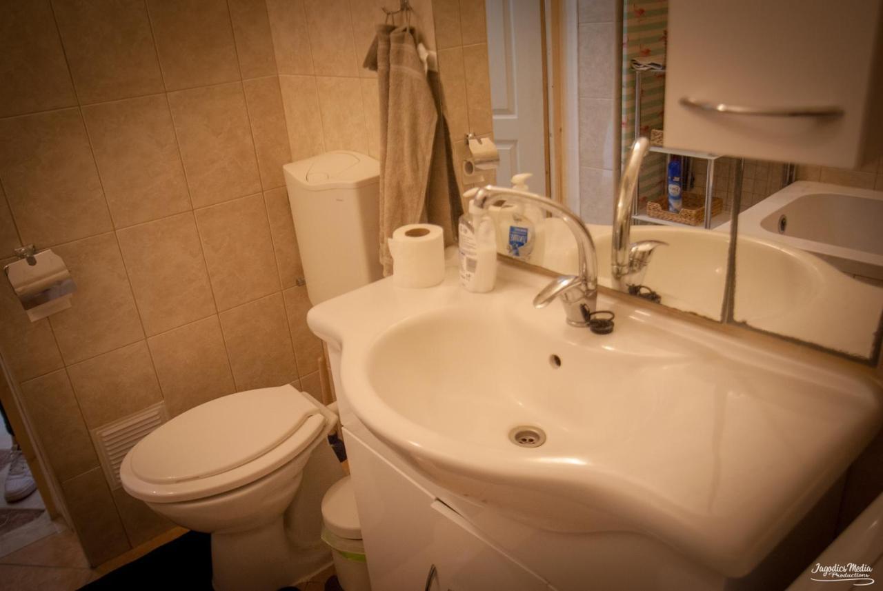 Lovely Central Apartment With Free Parking, Koezponthoz Koezeli 3 Szobas Lakas 기오르 외부 사진