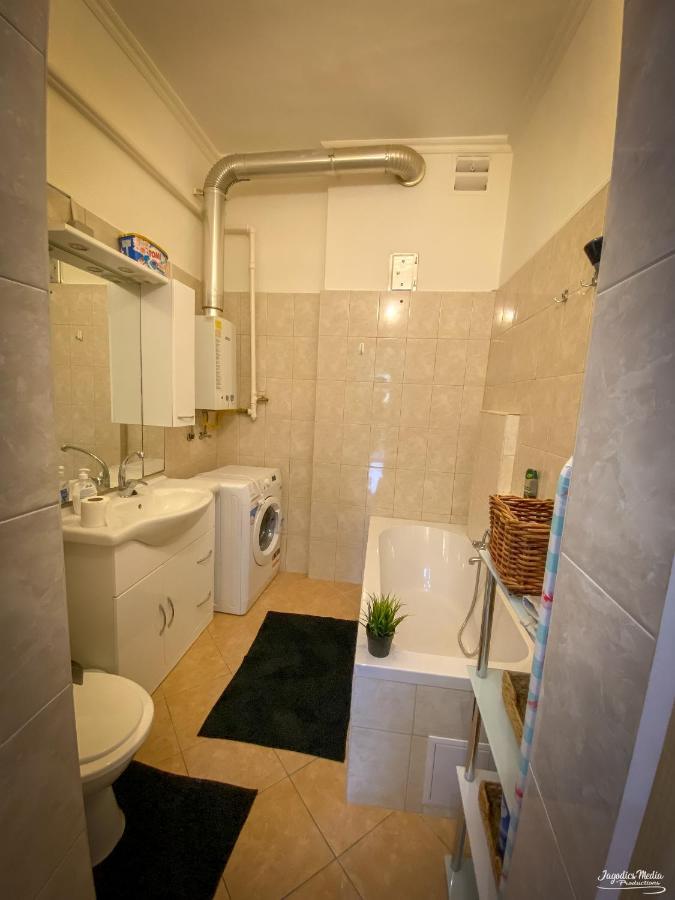 Lovely Central Apartment With Free Parking, Koezponthoz Koezeli 3 Szobas Lakas 기오르 외부 사진