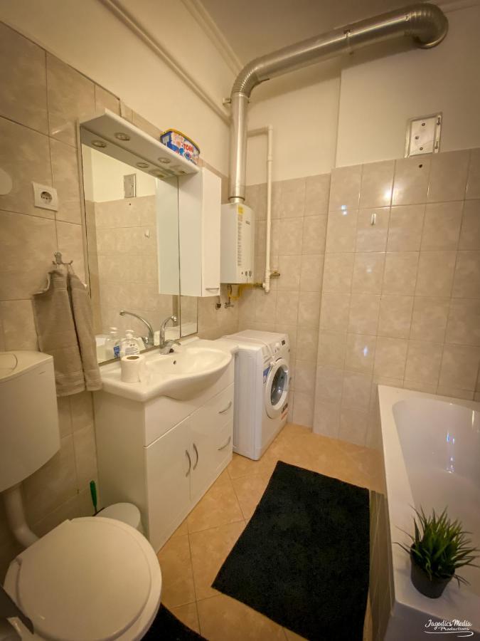 Lovely Central Apartment With Free Parking, Koezponthoz Koezeli 3 Szobas Lakas 기오르 외부 사진