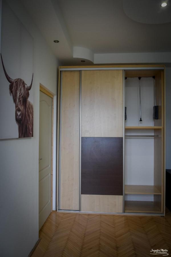 Lovely Central Apartment With Free Parking, Koezponthoz Koezeli 3 Szobas Lakas 기오르 외부 사진