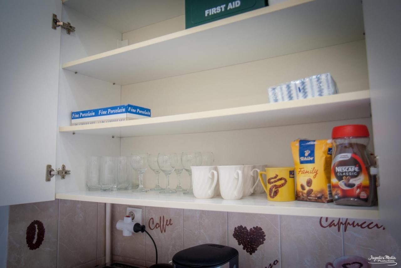 Lovely Central Apartment With Free Parking, Koezponthoz Koezeli 3 Szobas Lakas 기오르 외부 사진