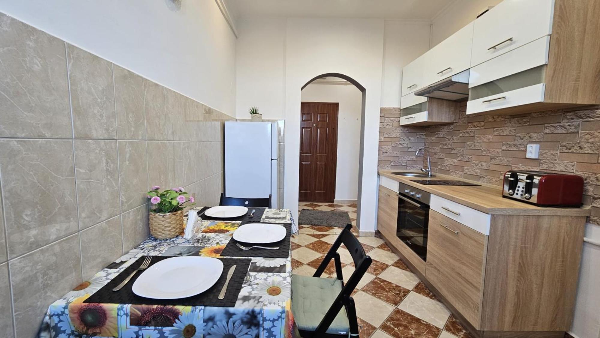 Lovely Central Apartment With Free Parking, Koezponthoz Koezeli 3 Szobas Lakas 기오르 외부 사진