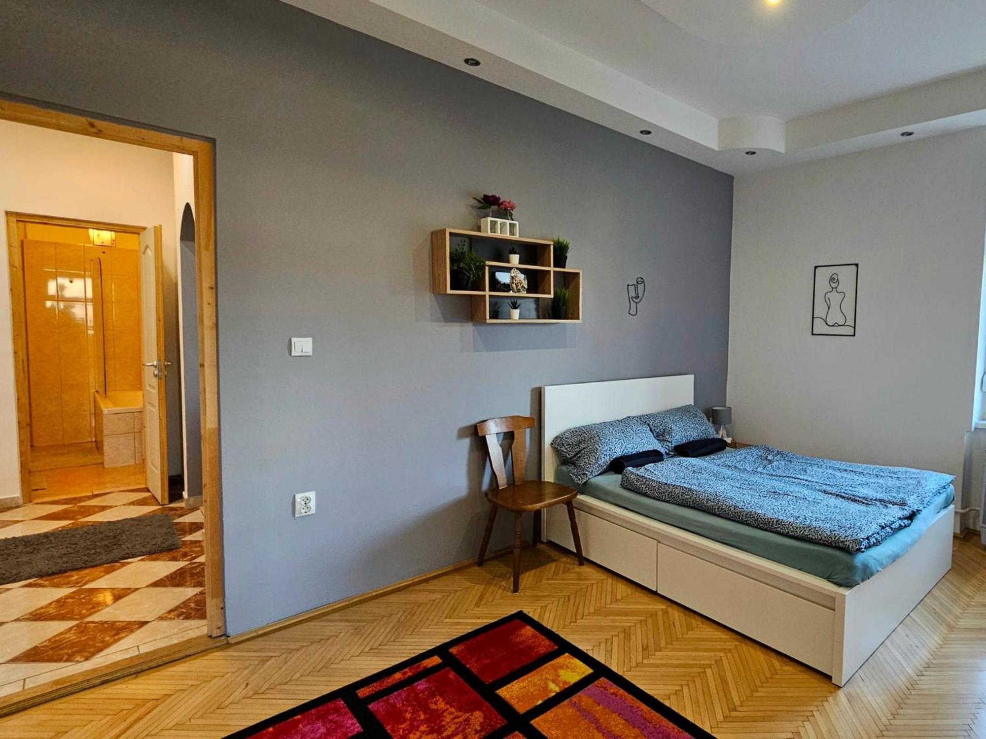 Lovely Central Apartment With Free Parking, Koezponthoz Koezeli 3 Szobas Lakas 기오르 외부 사진