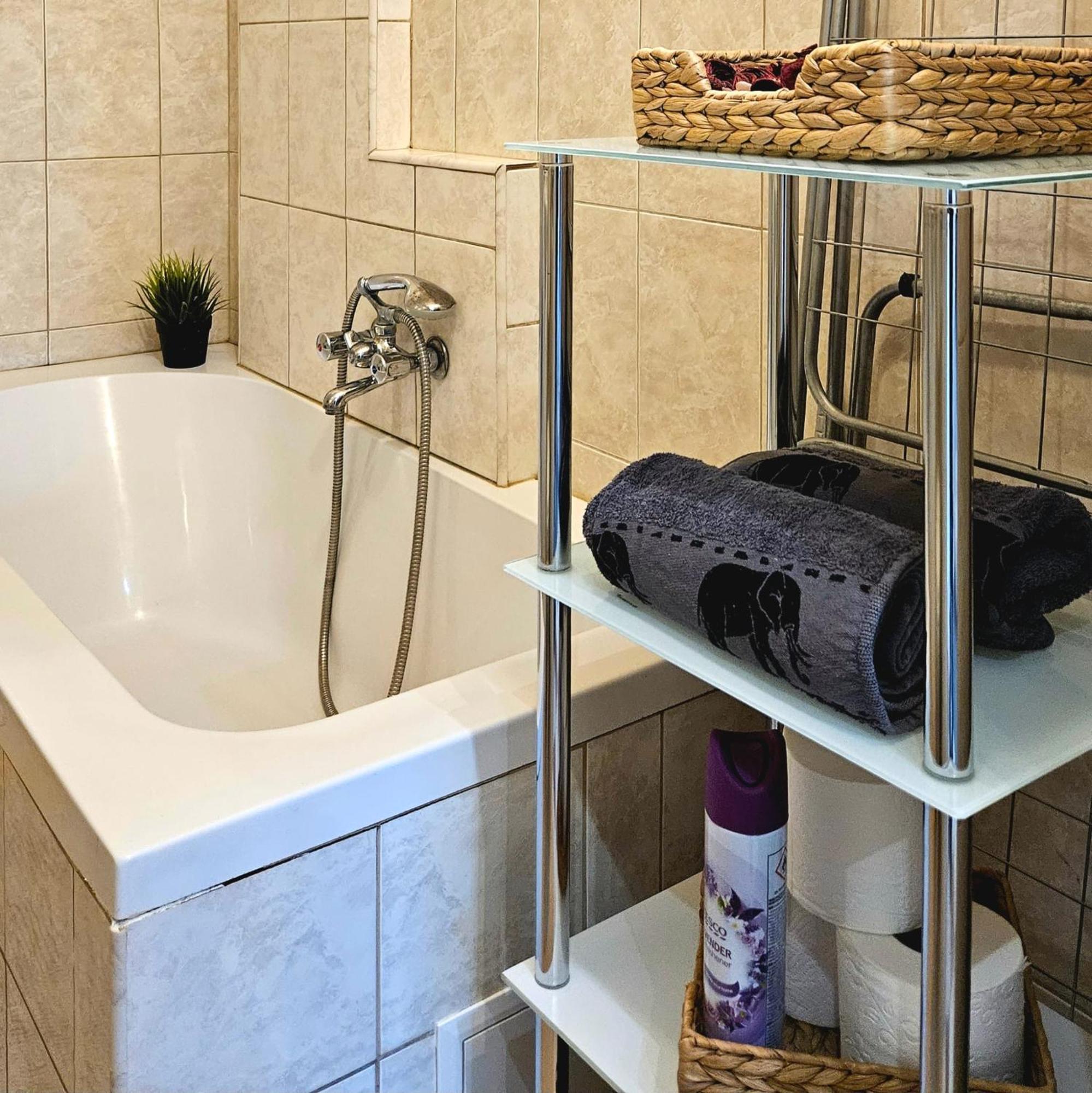Lovely Central Apartment With Free Parking, Koezponthoz Koezeli 3 Szobas Lakas 기오르 외부 사진