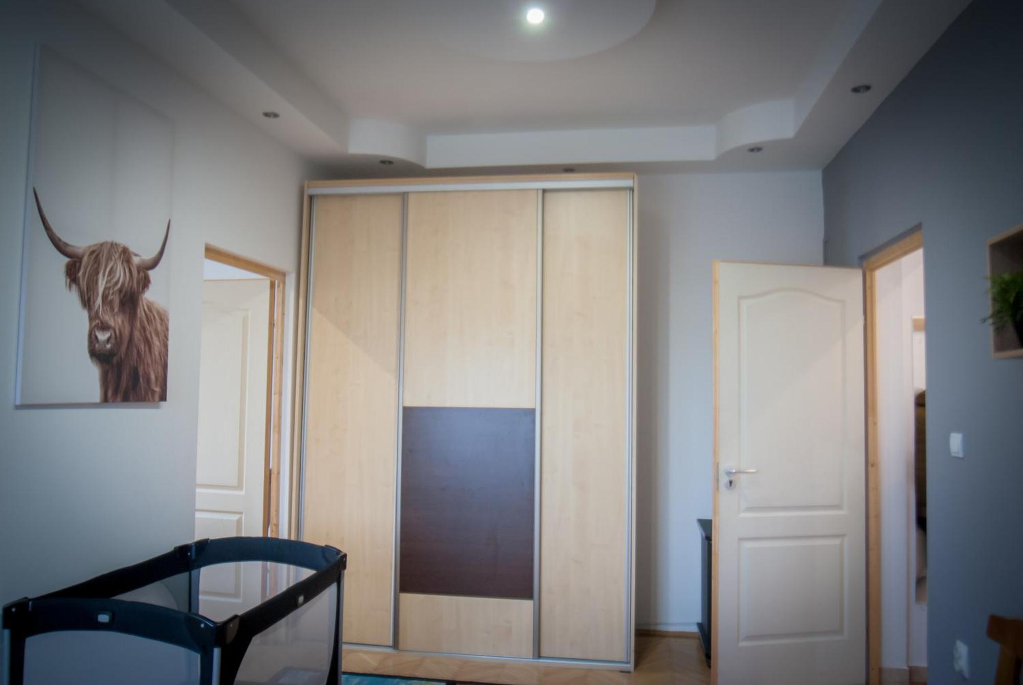 Lovely Central Apartment With Free Parking, Koezponthoz Koezeli 3 Szobas Lakas 기오르 외부 사진