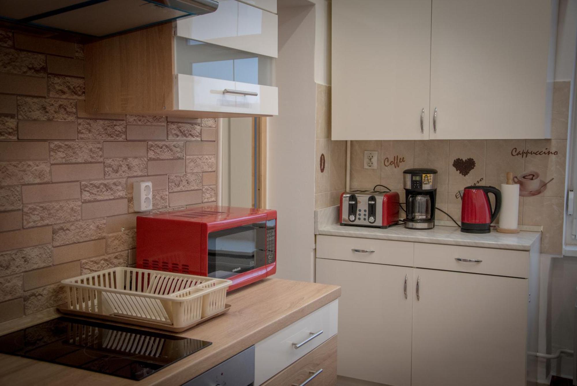 Lovely Central Apartment With Free Parking, Koezponthoz Koezeli 3 Szobas Lakas 기오르 외부 사진