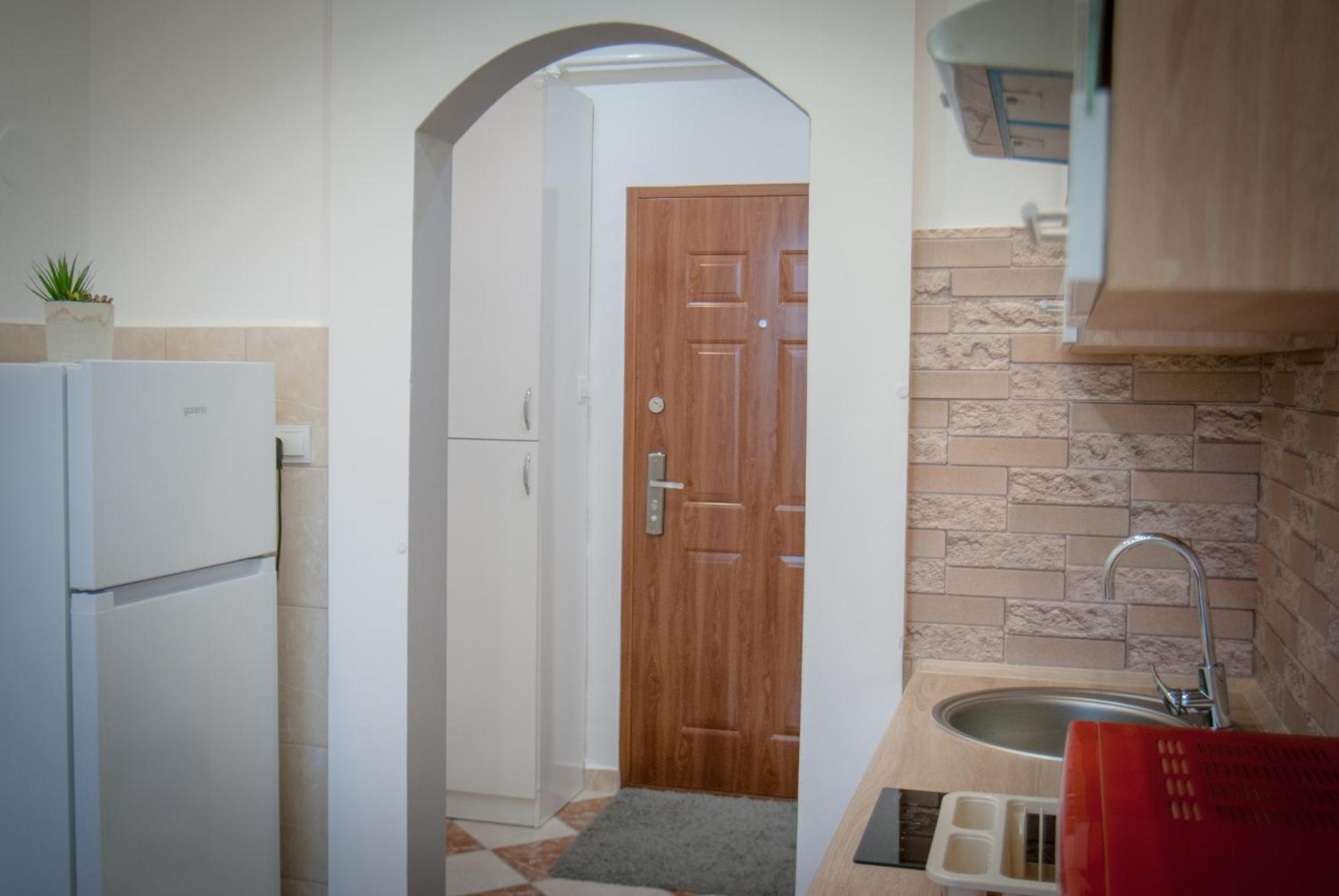 Lovely Central Apartment With Free Parking, Koezponthoz Koezeli 3 Szobas Lakas 기오르 외부 사진