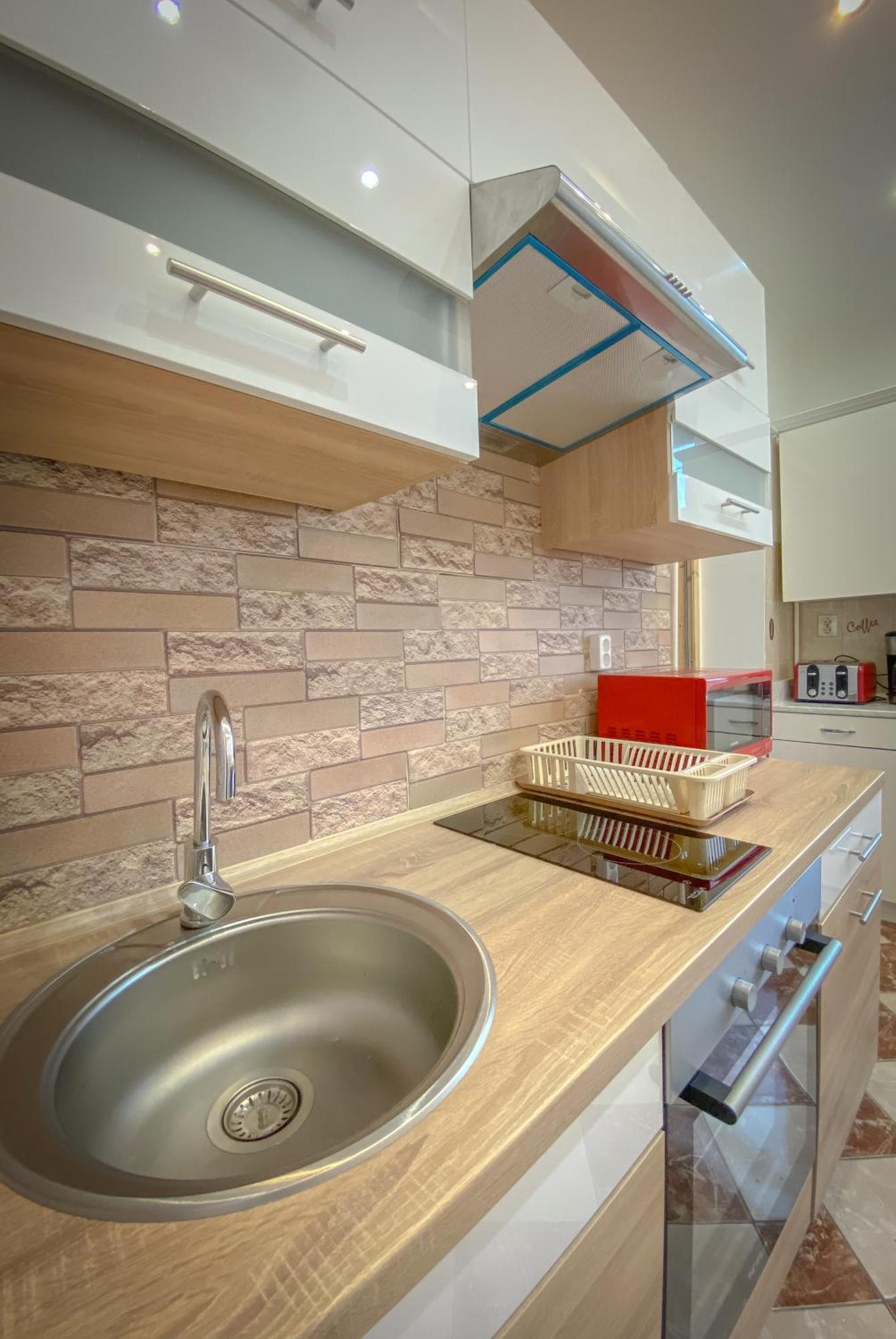Lovely Central Apartment With Free Parking, Koezponthoz Koezeli 3 Szobas Lakas 기오르 외부 사진