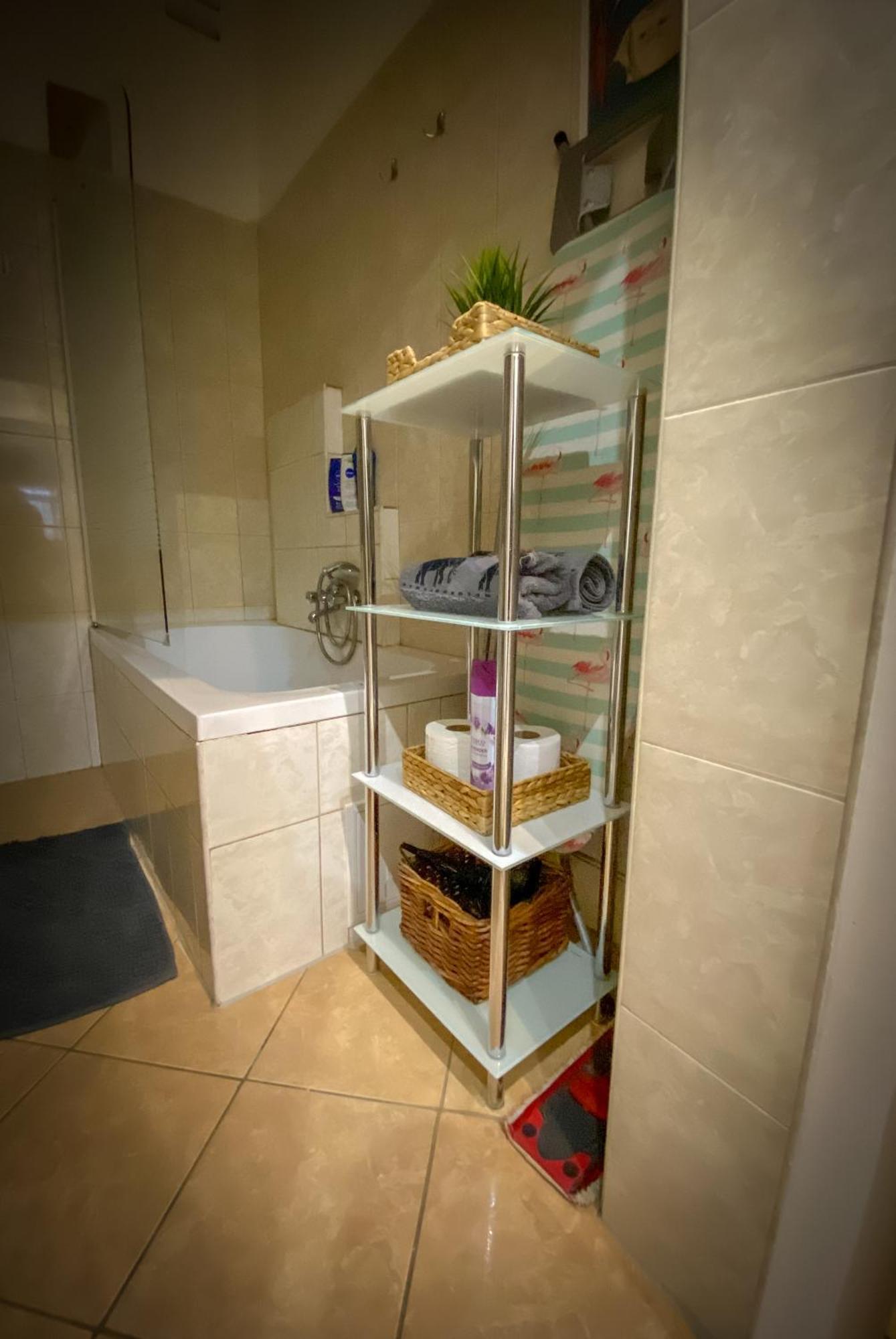 Lovely Central Apartment With Free Parking, Koezponthoz Koezeli 3 Szobas Lakas 기오르 외부 사진